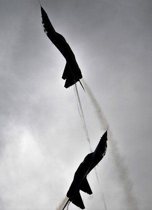 تحليق استعراضي لمقاتلتين من طراز سوخوي "سو - 27" في المسابقة