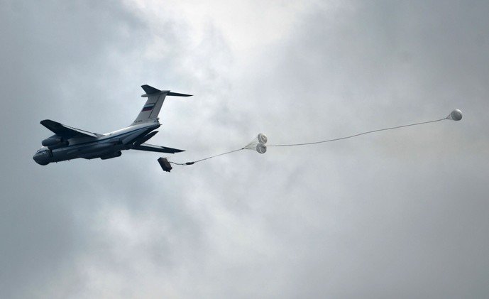 تحليق استعراضي لطائرة النقل العسكري "إل - 76"  في المسابقة