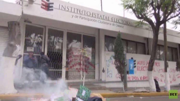 معلمون في المكسيك يحرقون مقرا انتخابيا احتجاجا على أوضاعهم المعيشية (فيديو)