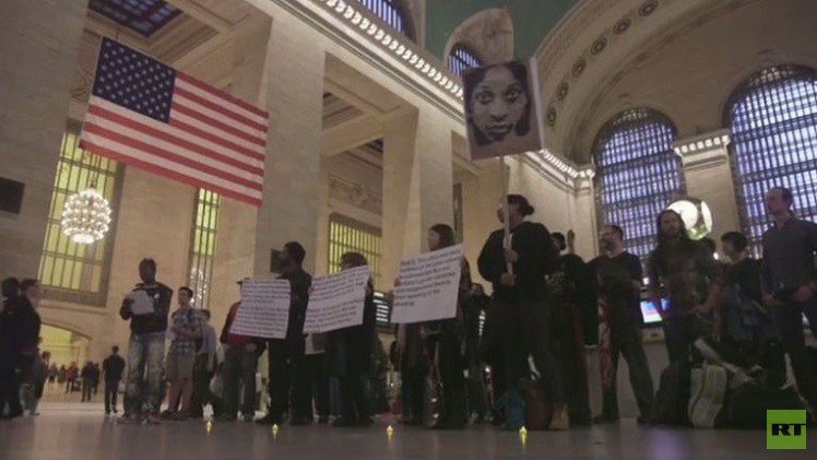 محتجون على قتل متحول جنسيا يحتشدون في محطة القطار المركزية في نيويورك