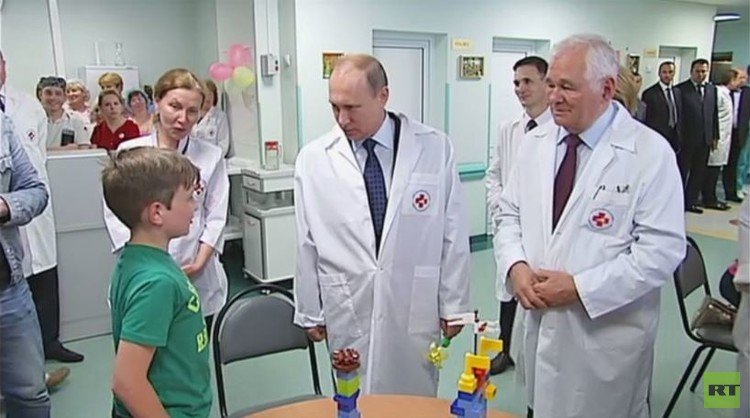 بوتين يزور الأطفال المصابين جراء النزاع الأوكراني (فيديو)