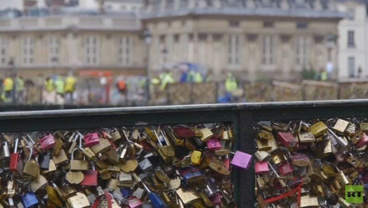 تحطُم جزء من جسر الفنون بباريس من جراء زيادة ثقل أقفال الحب (فيديو)