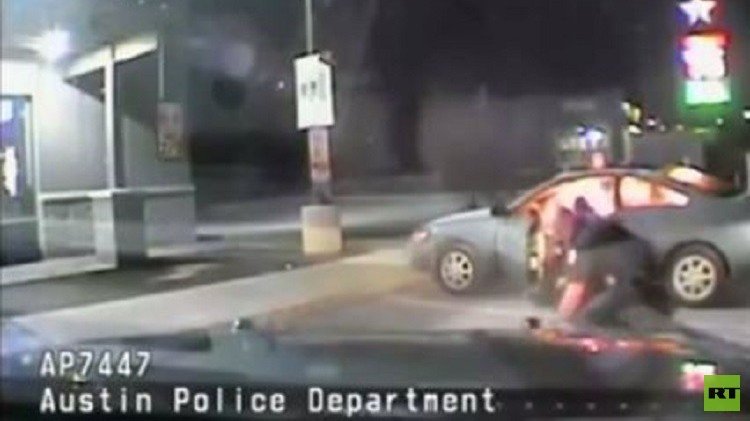 كاميرا في سيارة للشرطة تضبط محاولة انتحار في محطة بنزين (فيديو)