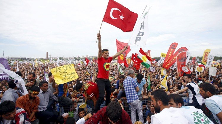 رئيس الوزراء التركي يترأس اجتماعا أمنيا لبحث الاضطرابات الكردية  