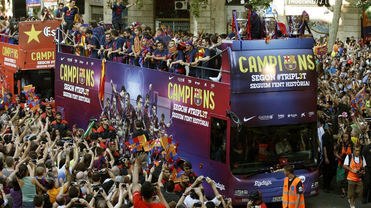 استقبال الأبطال في شوارع برشلونة .. (فيديو)