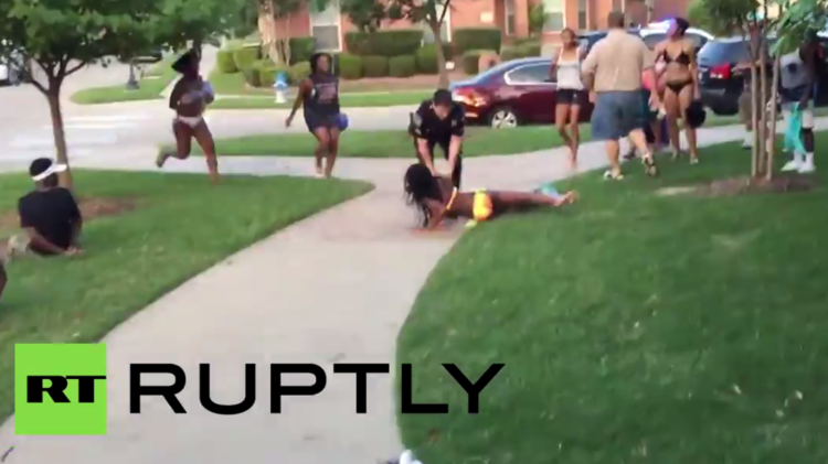 شرطة تكساس تحقق في اعتقال مراهقة سوداء بطريقة عنيفة من قبل شرطي أبيض (فيديو)