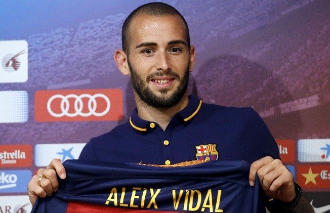 رسميا .. برشلونة يقدم لاعبه الجديد فيدال في ملعب 