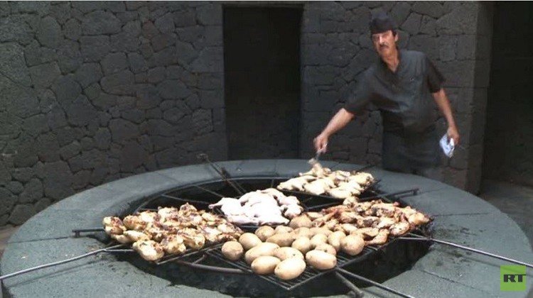 طباخون إسبانيون يعرضون مهاراتهم في طبخ الأطعمة بحرارة بركان (فيديو)