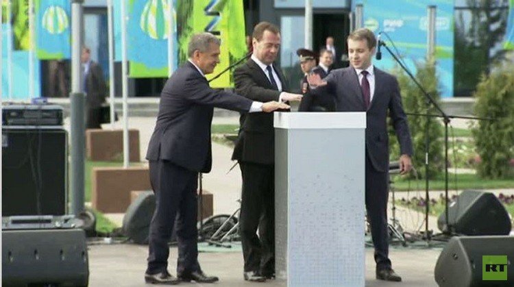 رئيس الوزراء الروسي  يفتتح الأولمبياد العالمي في الروبوتات (فيديو)