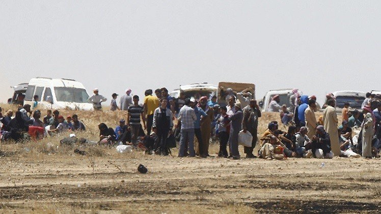 حرس الحدود التركي يستخدم خراطيم المياه لإبعاد اللاجئين السوريين