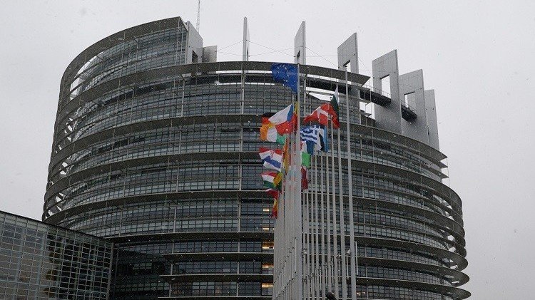 البرلمان الأوروبي يطالب برحيل بلاتر فورا