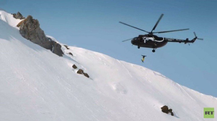 متزلج على المرتفعات يقفز على رأس بركان في كامتشاتكا (فيديو)