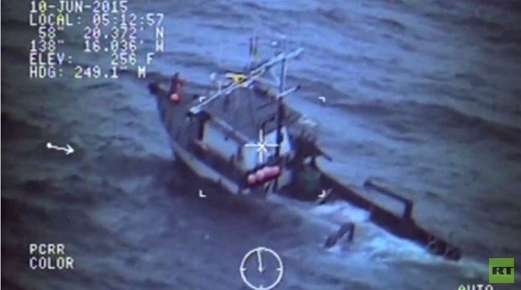 حرس الحدود ينقذون صيادي سمك قرب ألاسكا (فيديو)
