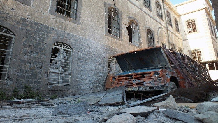 إصابة 25 شخصا في تفجير ميكرو باص مفخخ قرب مدرسة بحمص