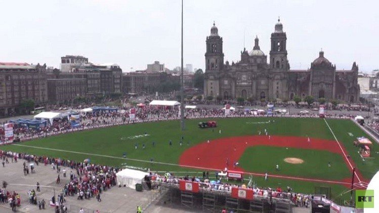 الساحة المركزية للعاصمة المكسيكية تتحول إلى ملعب للبيسبول (فيديو)