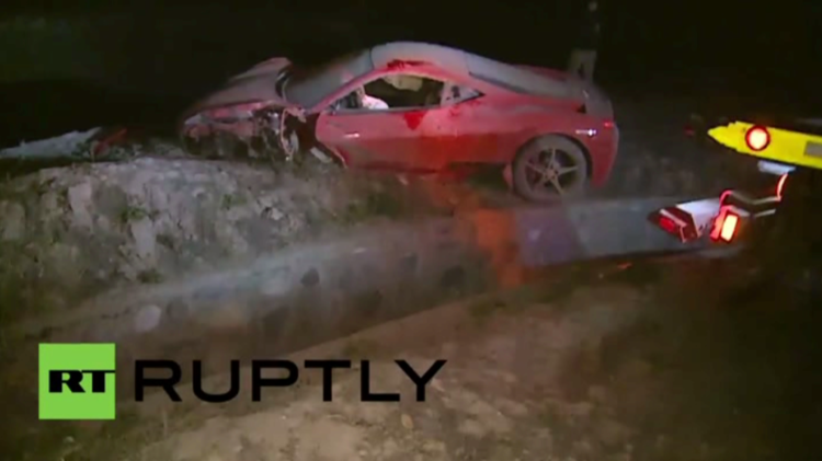 فيديو .. فيدال "المخمور" يحطم سيارته "فيراري" 