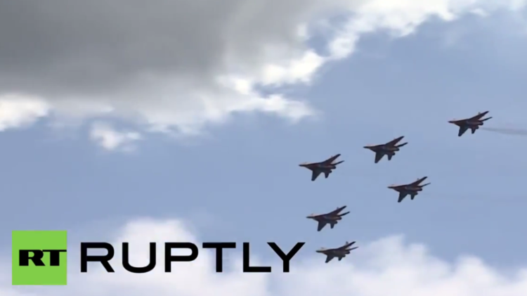 بالفيديو.. عروض أكروباتية جوية خلال منتدى "الجيش – 2015"