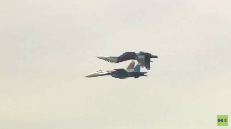  مقاتلات روسية تشق عنان السماء في اليوم الأخير لمعرض (الجيش -2015)(فيديو)