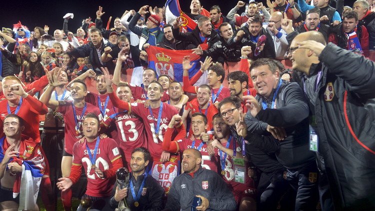المنتخب الصربي يحتفل بتتويجه باللقب