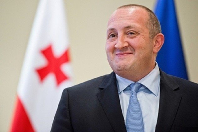 أزرار أكمام من رئيس جورجيا تباع في مزاد خيري