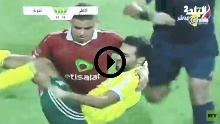 (فيديو) لاعب الأهلي ينفد صبره ويحمل مصابا من الجونة خارج الملعب
