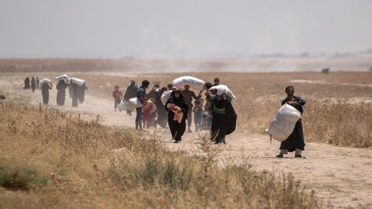  مئات اللاجئين يعودون إلى سوريا بعد فتح تركيا البوابة الحدودية