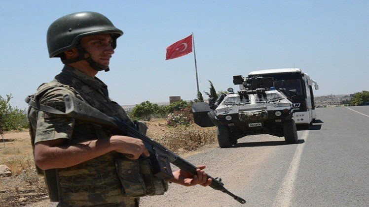 تركيا تبني جدارا على الحدود مع سوريا (فيديو)