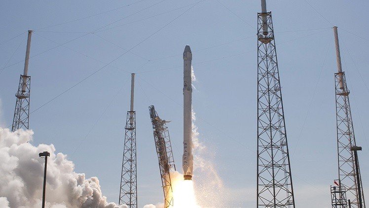 انفجار صاروخ أمريكي مع شاحنة فور انطلاقه إلى المحطة الفضائية الدولية (فيديو)