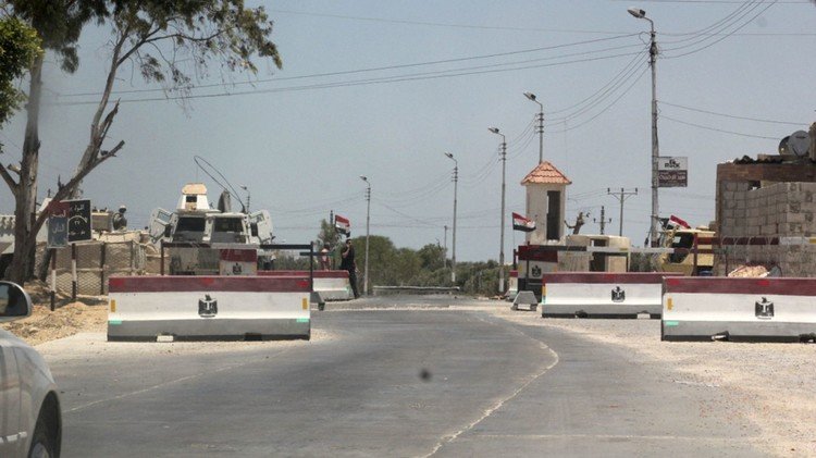 مقتل وإصابة 15 شخصا بتفجير عبوة ناسفة في شمال سيناء