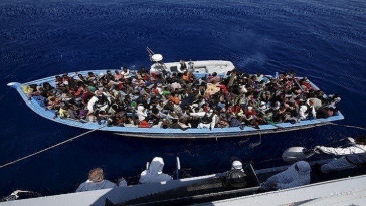 إيطاليا تشرع بانتشال جثث نحو 800 مهاجر من قاع المتوسط