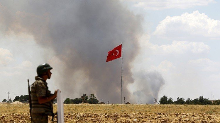 القوات التركية تعزز وجودها على الحدود مع سوريا (فيديو)