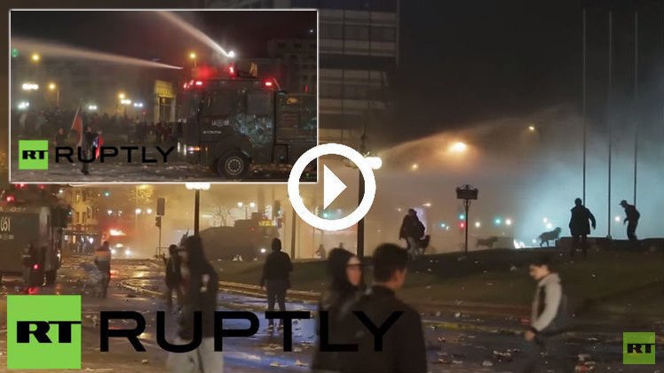 (فيديو) الشرطة تفرق مشجعي تشيلي بمدافع المياه