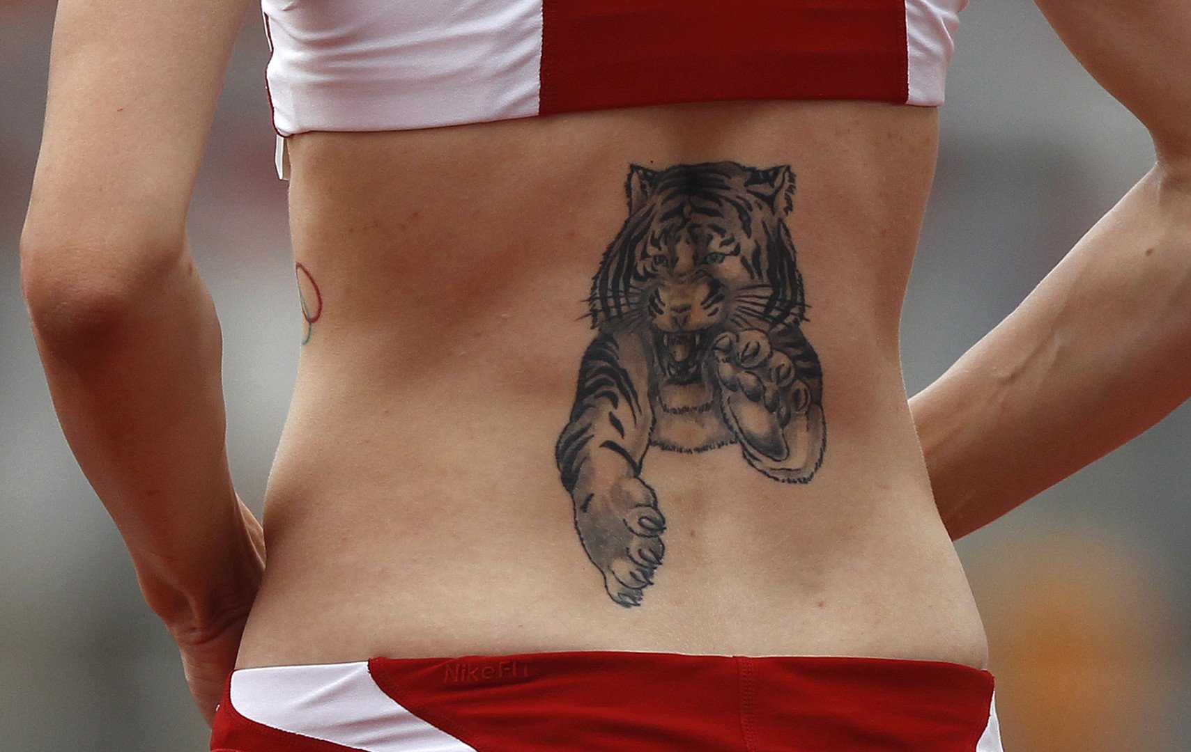 وشم نمر على ظهر الألمانية أريان فريدريش في مسابقة الوثب العالي للسيدات في بطولة ألمانيا لألعاب القوى