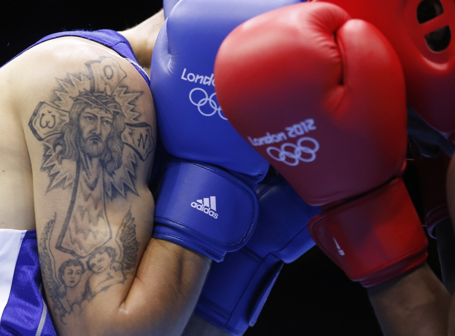 الملاكم المولدوفي فاسيلي بيلوس مع وشم على كتفه في دورة ألعاب لندن الأولمبية