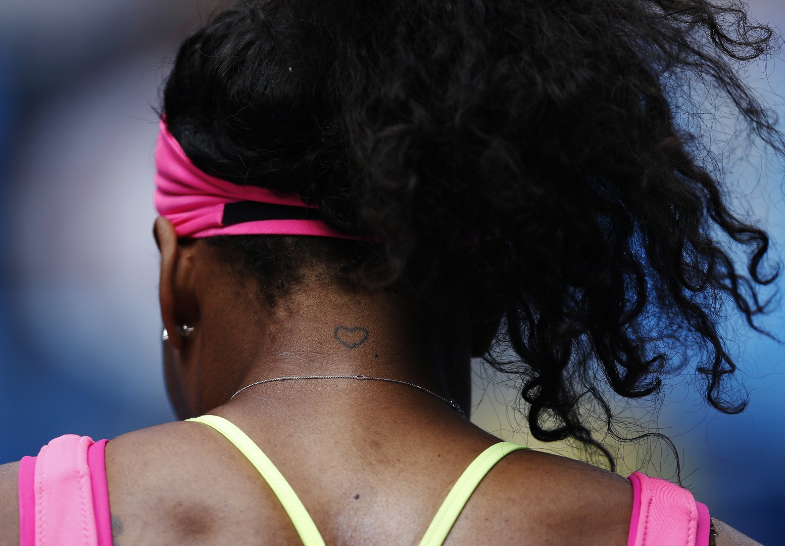 وشم قلب على رقبة نجمة التنس الأمريكية سيرينا ويليامز