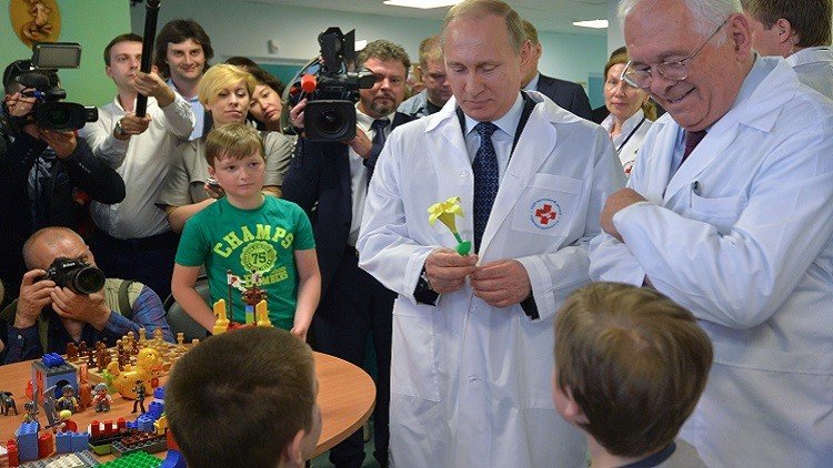 بوتين يزور الأطفال المصابين جراء النزاع الأوكراني (فيديو)