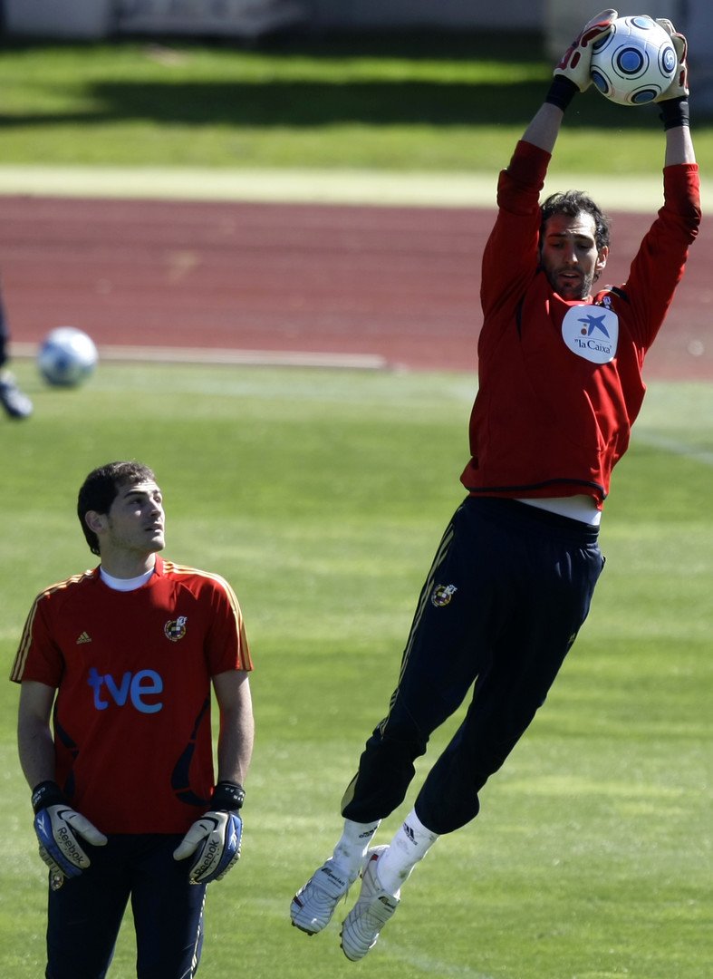 كاسياس قد يغادر ريال مدريد لتجنب الاصطدام بدي خيا