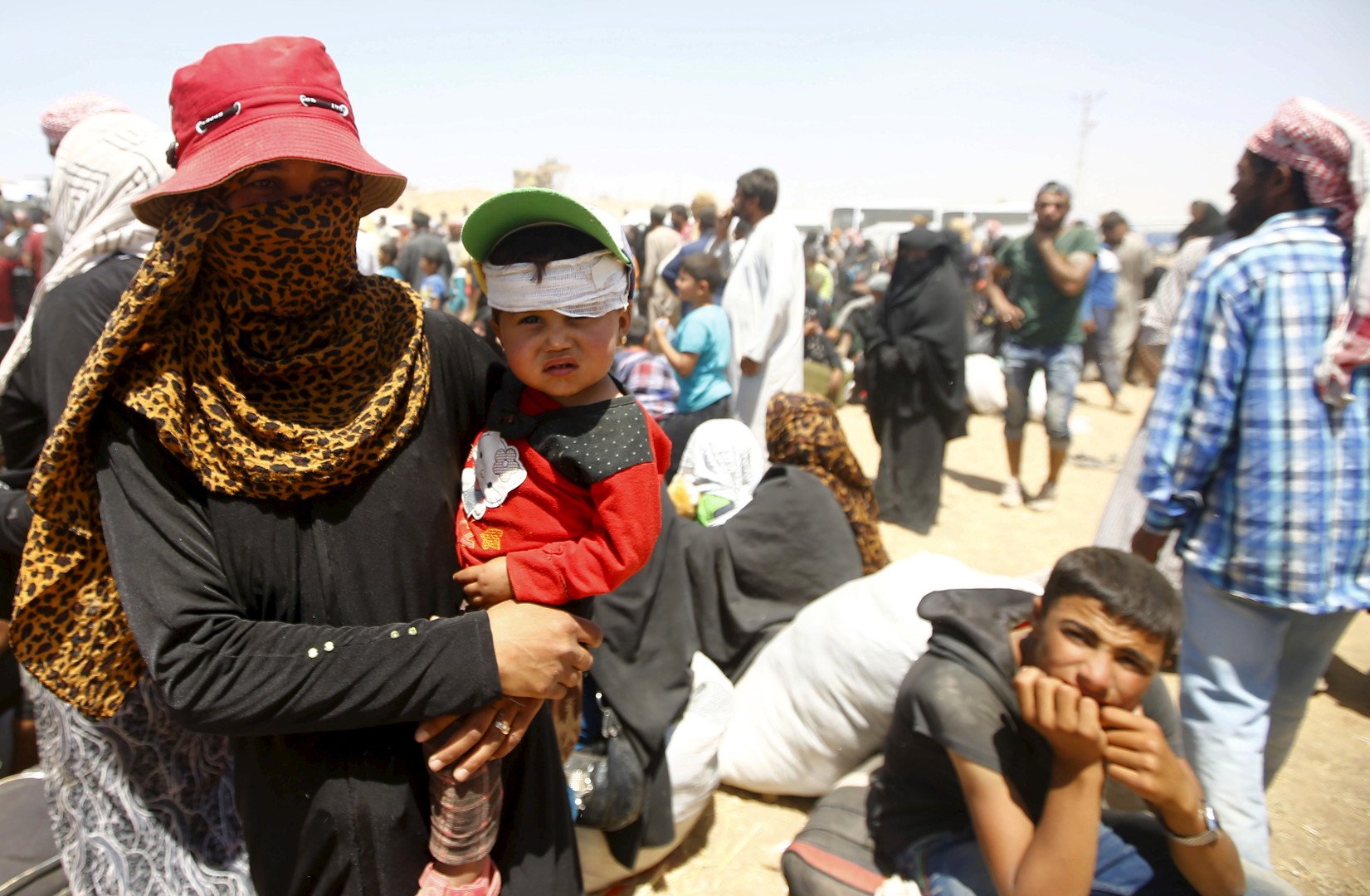 اللاجئون السوريون ينتظرون وسائل تنقلهم إلى داخل الأراضي التركية، 10 يونيو 2015