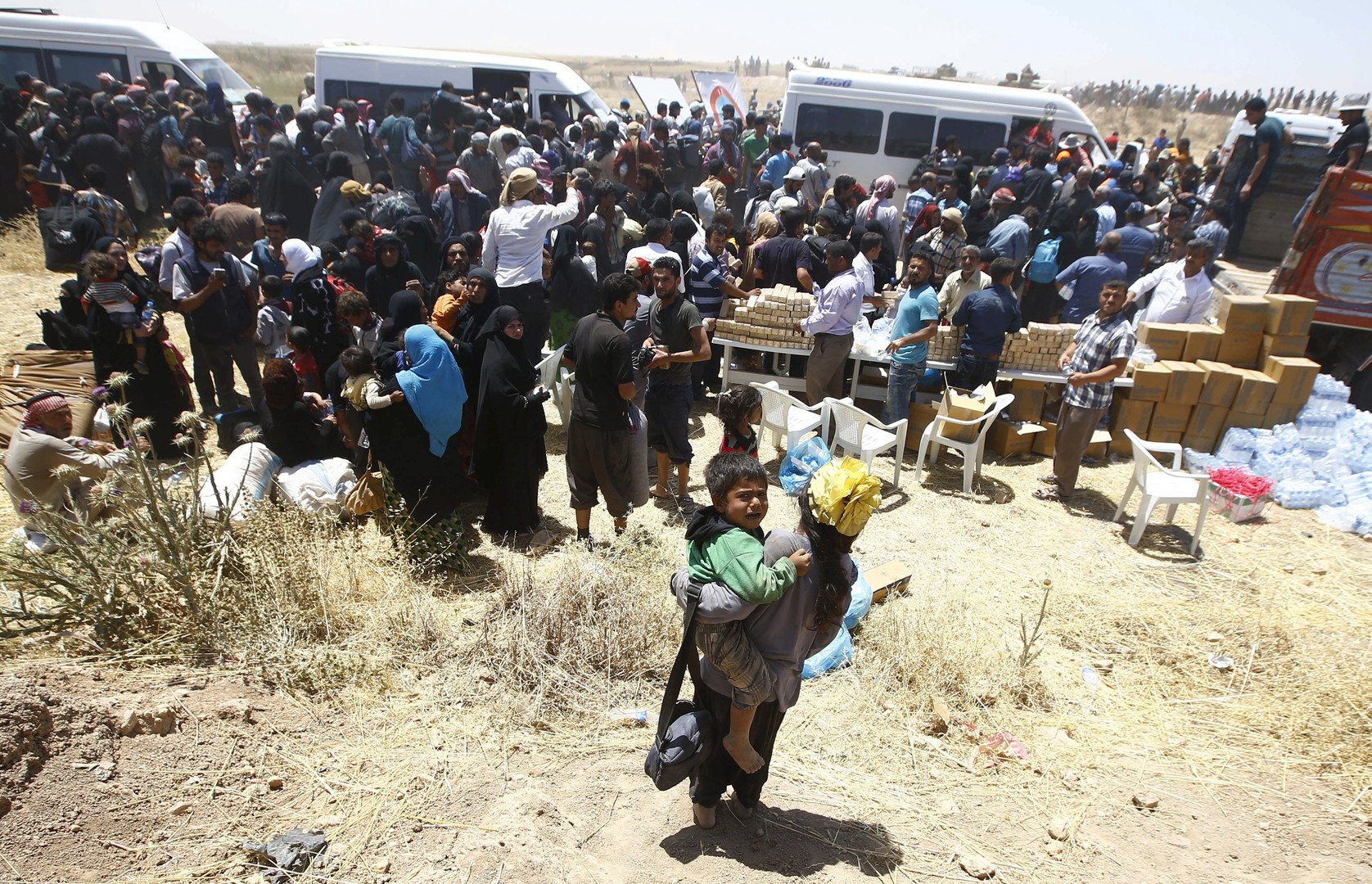  اللاجئون السوريون ينتظرون وسائل تنقلهم إلى داخل الأراضي التركية، 10 يونيو 2015