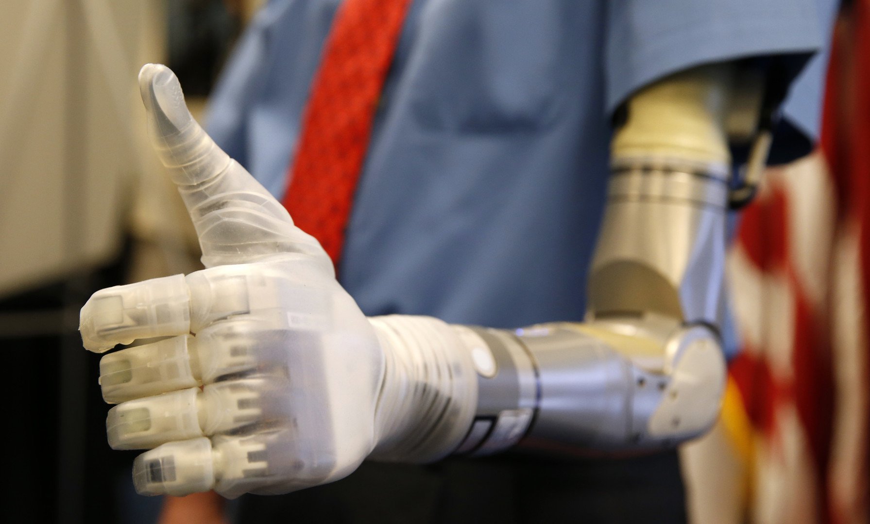 البطل الفيتنامي فريد دوانز يشير بإصبعه الإلكتروني علامة الموافقة، 22 أبريل/نيسان 2014