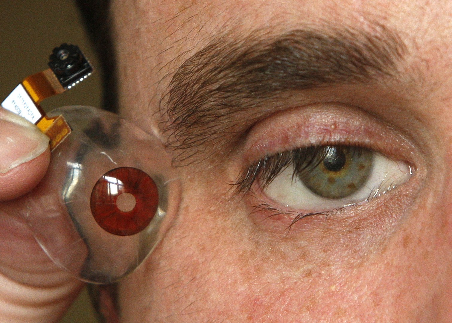 منتج الأفلام الكندي سبينس الذي فقد عينه اليمنى عندما كان طفلا يعرض نموذجا لعين صناعية 5 مارس 2009 