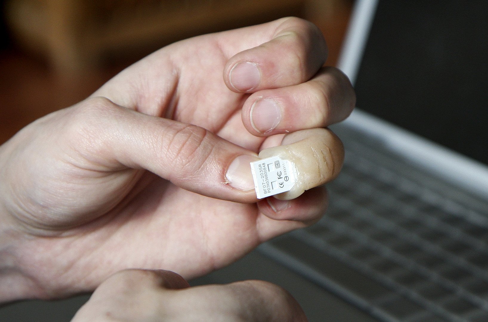 مهندس الكمبيوتر الفنلندي جالافا يعرض بطاقة ذاكرة يو اس بي مثبتة في إصبعه الاصطناعي 23 مارس 2009  