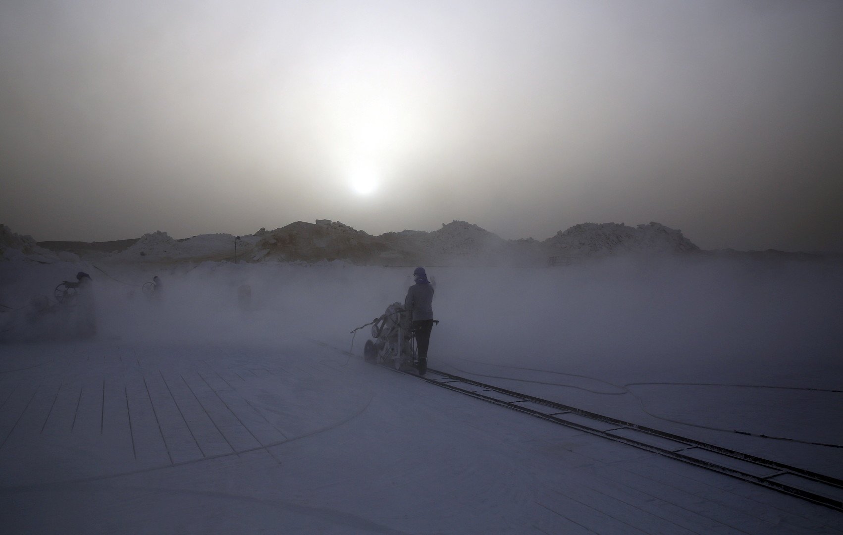 الشمس تشرق على العمال أثناء العمل بمحاجر المنيا في صعيد مصر، 28 مايو 2015