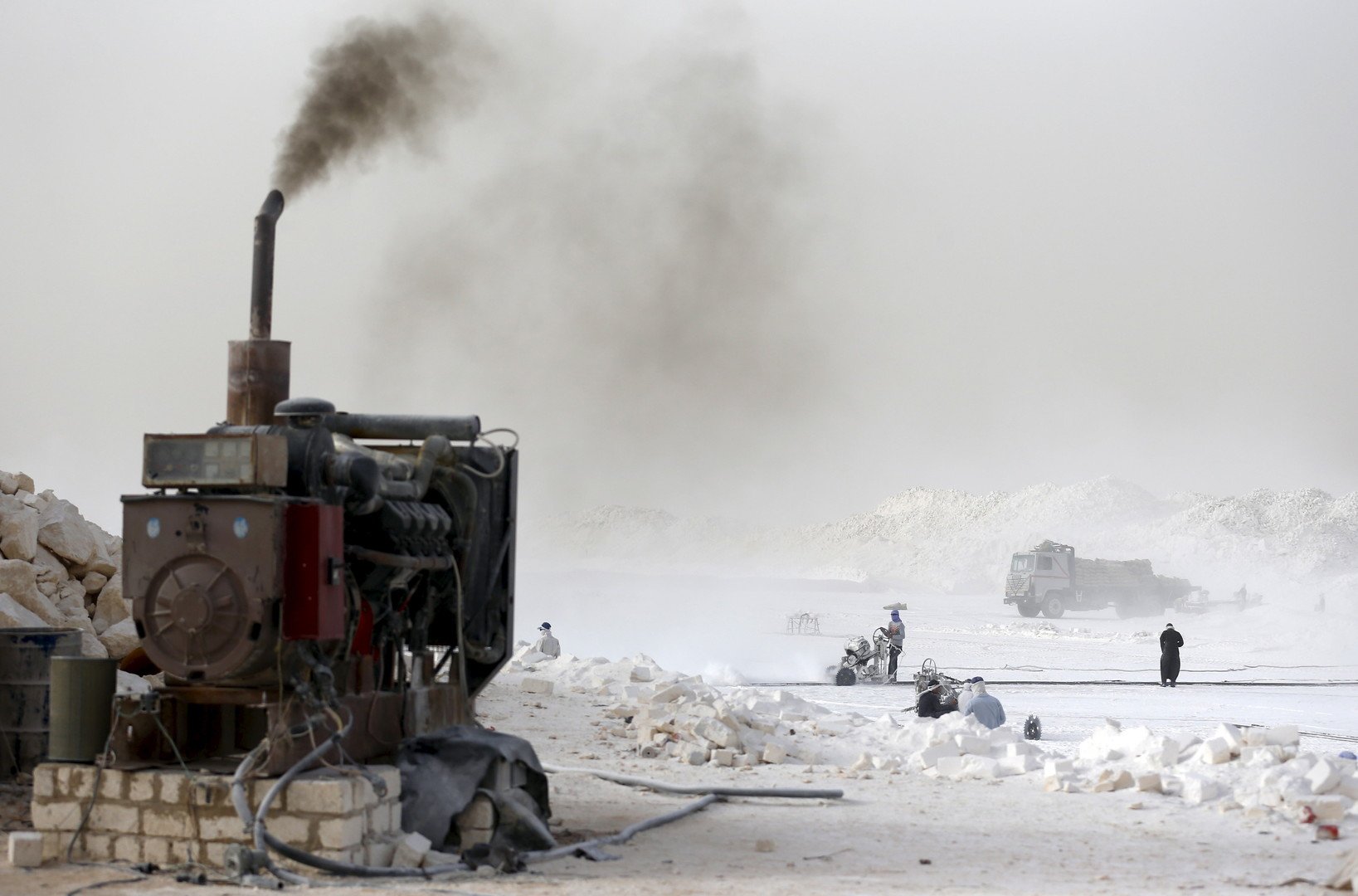  صورة لعمال محاجر المنيا في صعيد مصر، 28 مايو 2015