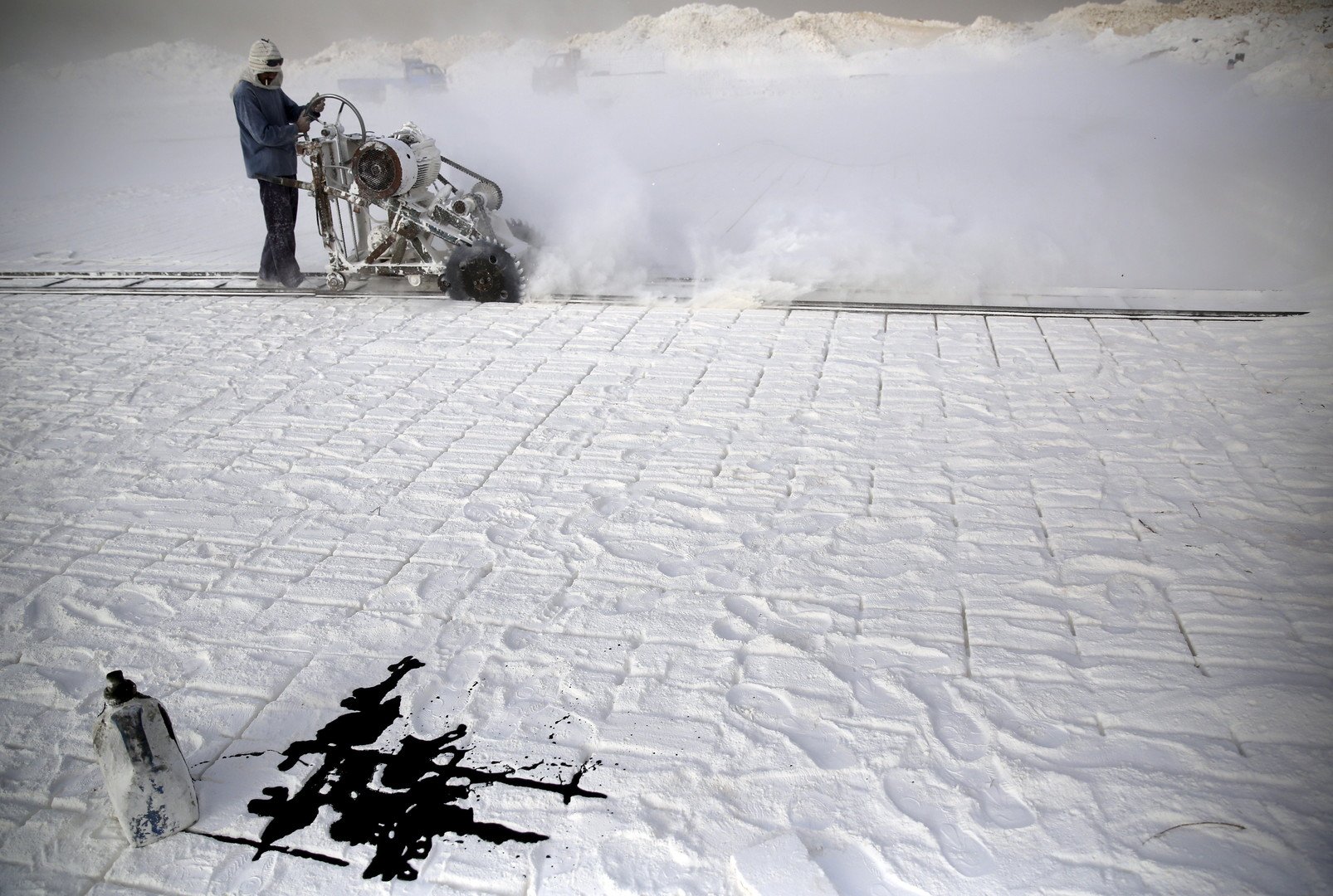  عامل يستخدم آلة قطع الحجر الجيري في محاجر المنيا بصعيد مصر، 28 مايو 2015