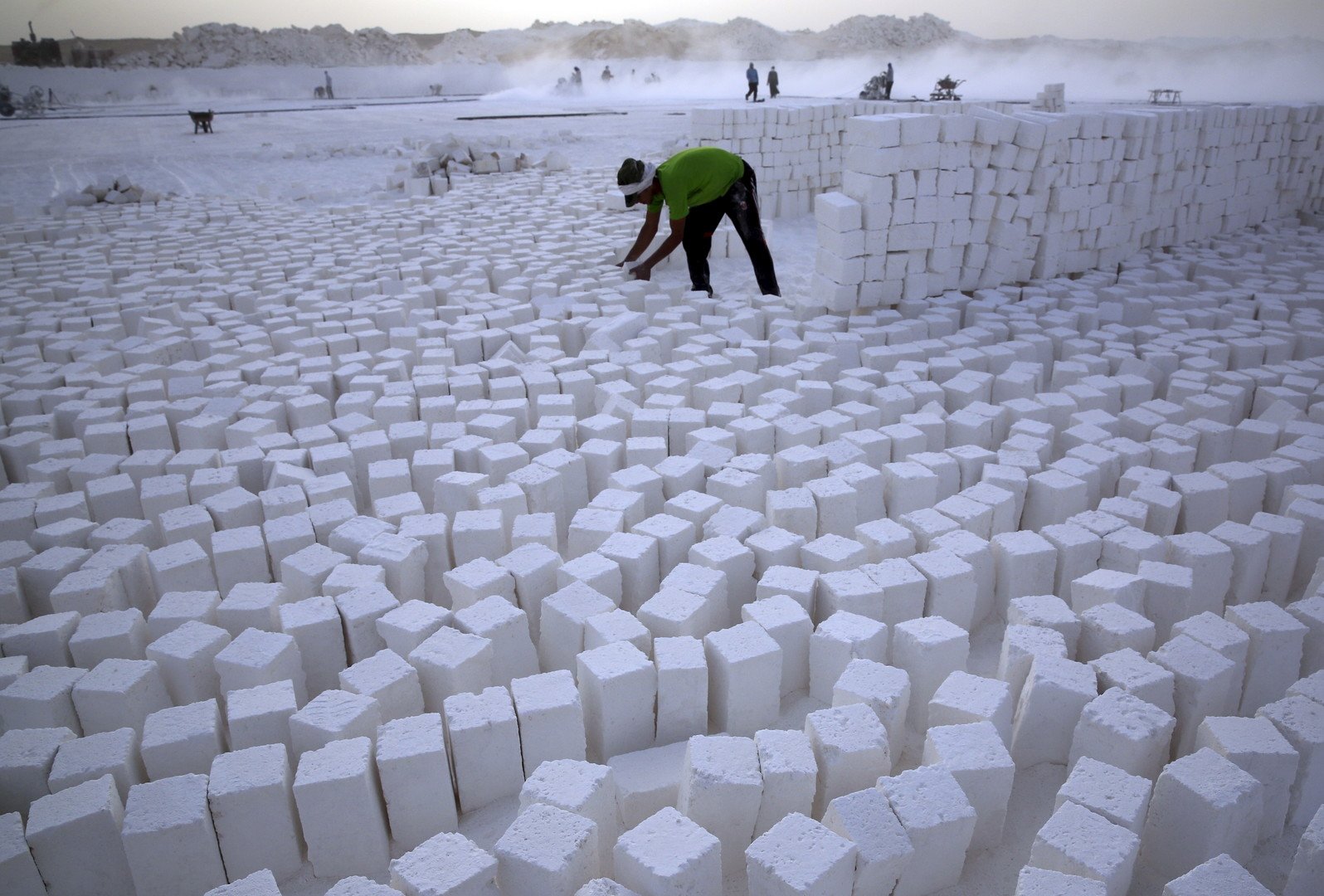 عامل يجهز الحجارة المقطوعة للنقل إلى المخازن، 28 مايو 2015 