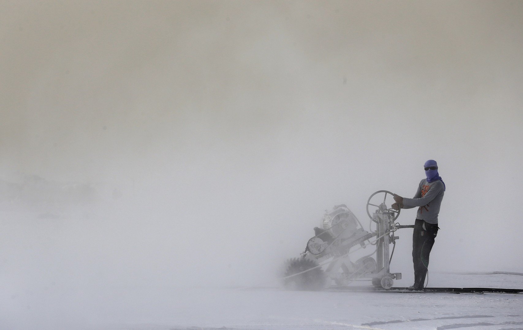  عامل يستخدم آلة قطع الحجر الجيري في محاجر المنيا بصعيد مصر، 28 مايو 2015