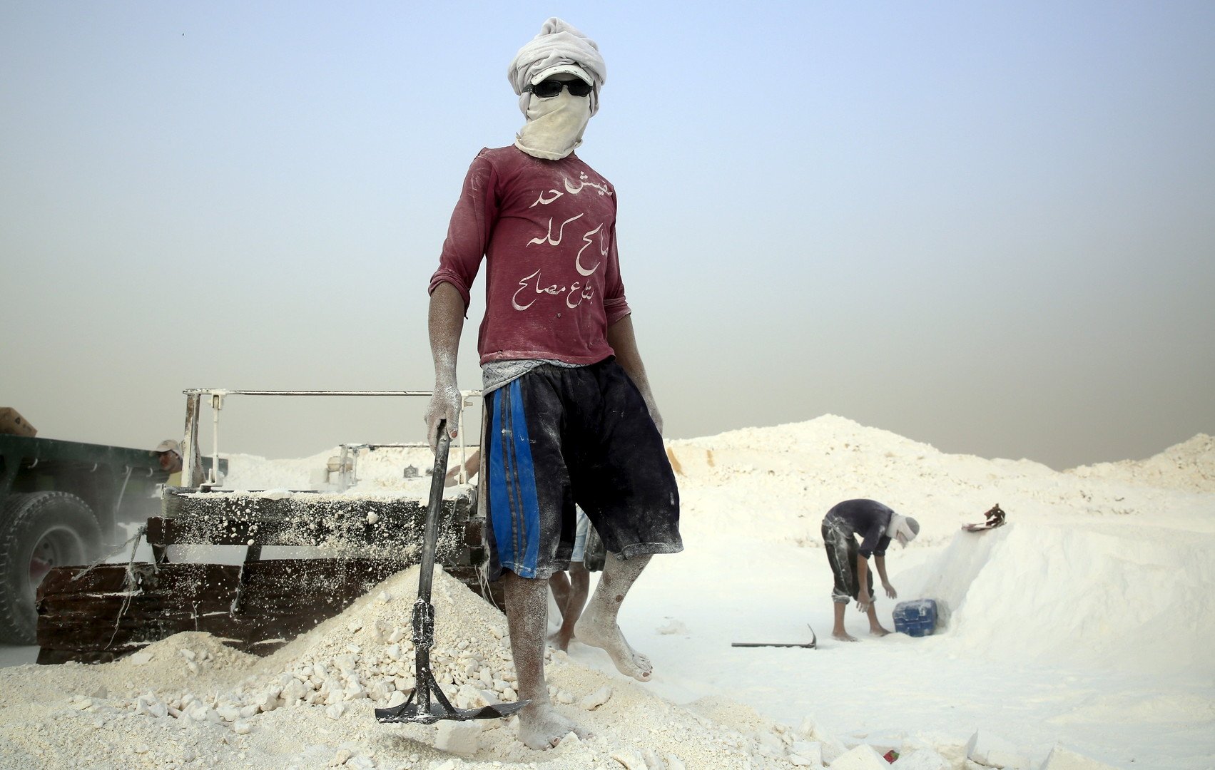  عامل يغطى وجهه حماية من تراب ومخلفات عمليات قطع الحجارة، 28 مايو 2015