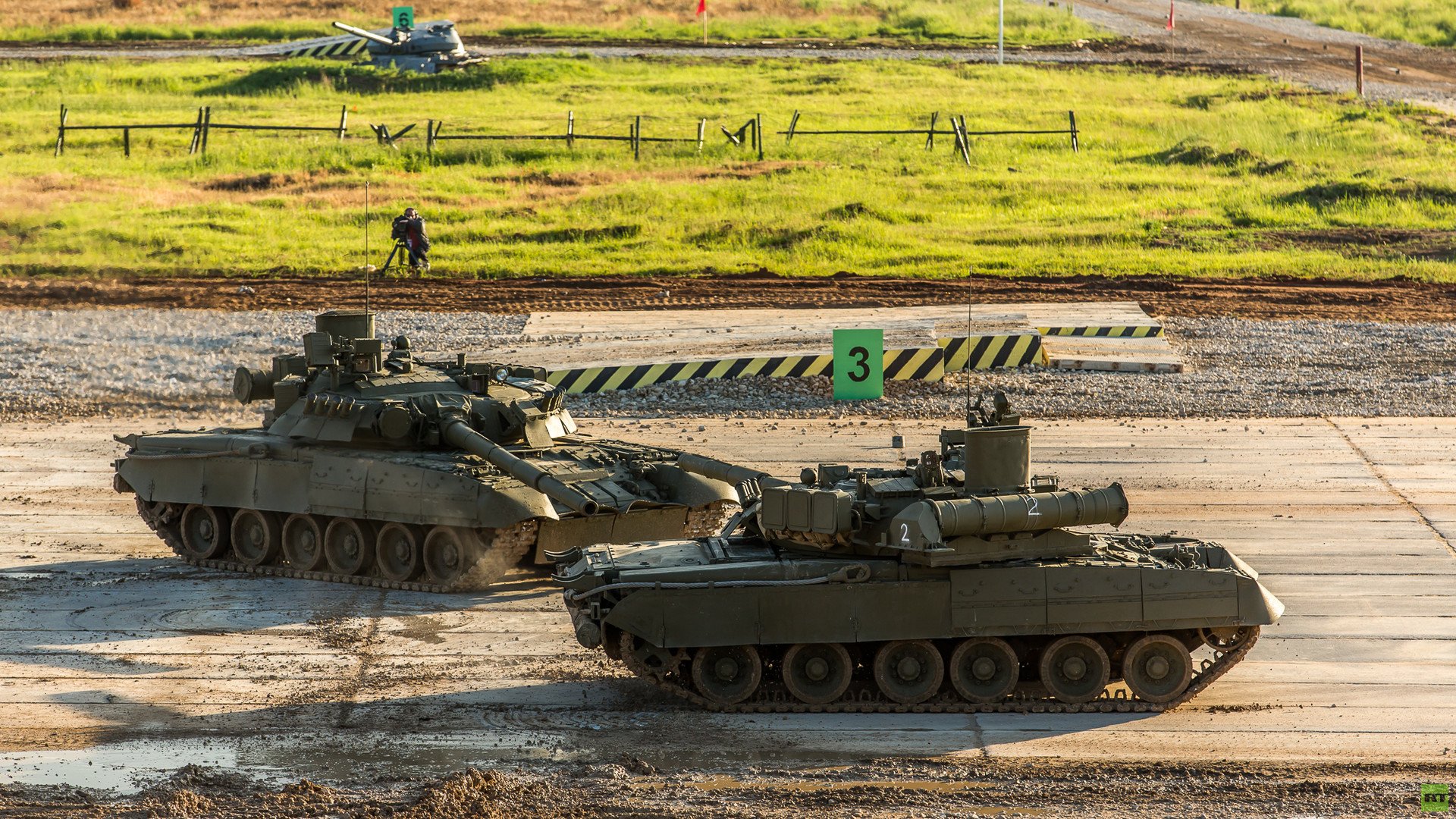 حركات لدبابتي تي - 80