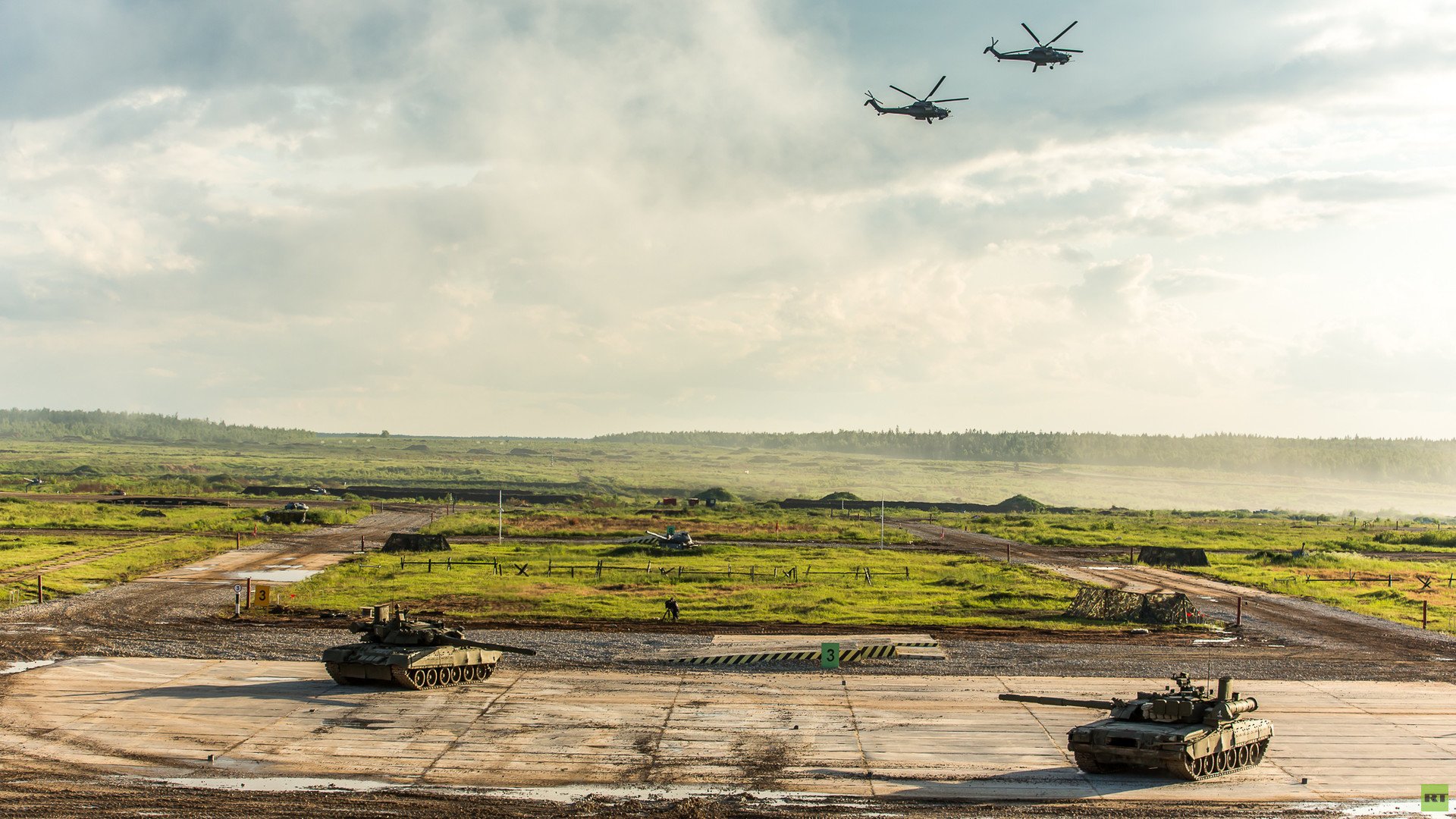 حركات لمروحيات مي - 28 ودبابات تي - 80